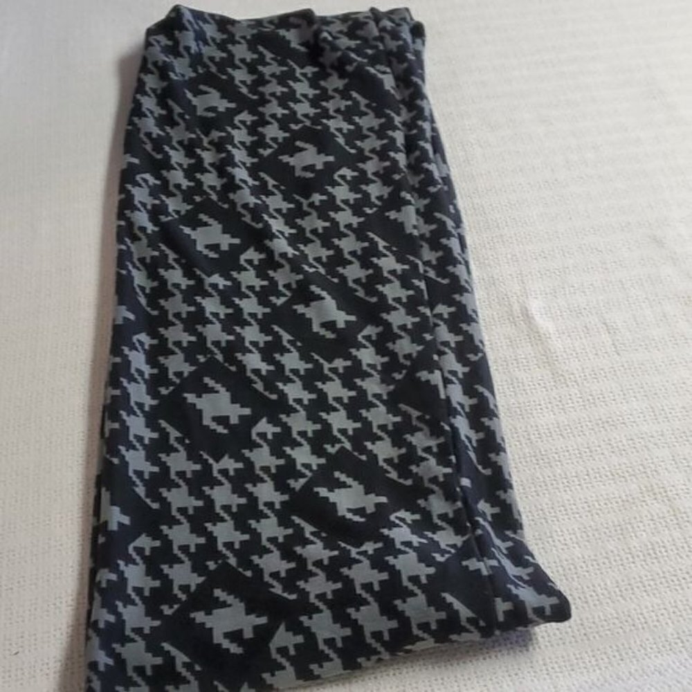 2 Chic Black & Silver Double Round Secret Zippered Pocket Scarve‎